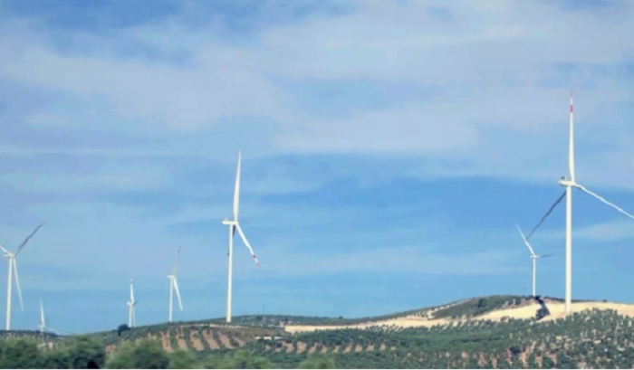 Iberdrola instala en Martín de la Jara el parque eólico con las palas más grandes de España